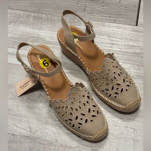 Tommy Bahama Daphne Espadrille Beige Wedge Sandals Women’s Size 9 New With Tag